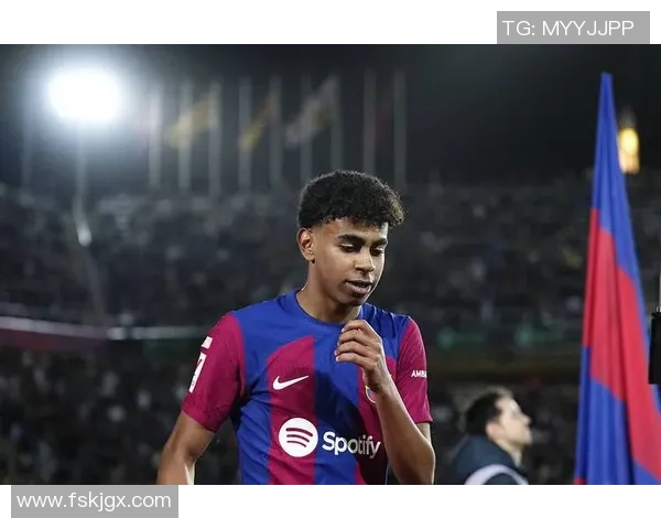 巴塞罗那足球俱乐部球星闪耀绿茵场展现团队精神与个人荣耀